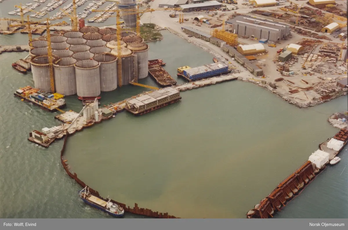 Tørrdokken i Jåttåvågen gjøres klar til å tømmes for vann. Utenfor tørrdokken står betongskjørtet til en annen condeep-plattform.

Juni, 1990.