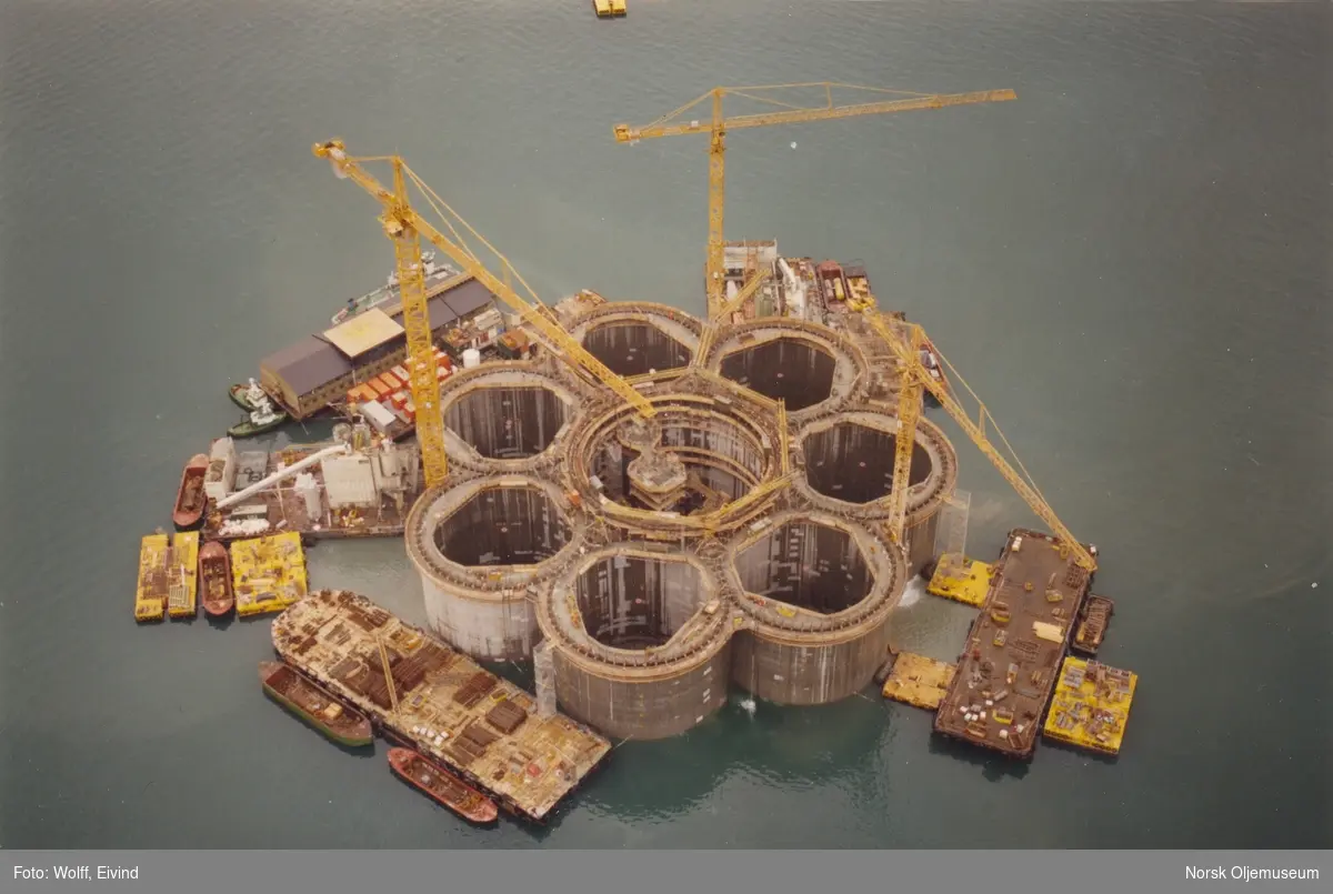 Betongkonstruksjonen står nå på dypere vann, slik at glidestøpingen kan fortsette. 

Juni, 1991.