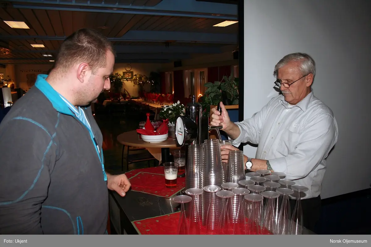 Alkoholfritt øl tappes og serveres på Draugen 1.juledag i 2010.