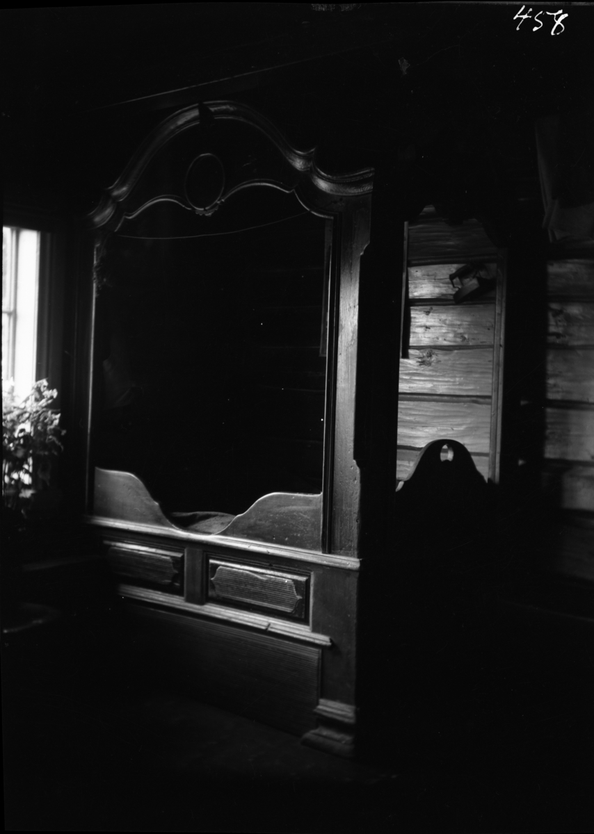 Rikard Berges fotoarkiv. Interiør, seng. Tinn.