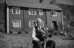 "Johan Larsen 90 år 01.07.1962" .(Om Johan Larsen Kringstad 