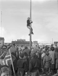 Vadsø 17 mai 1952. folk er samlet til lek og konkurranser de