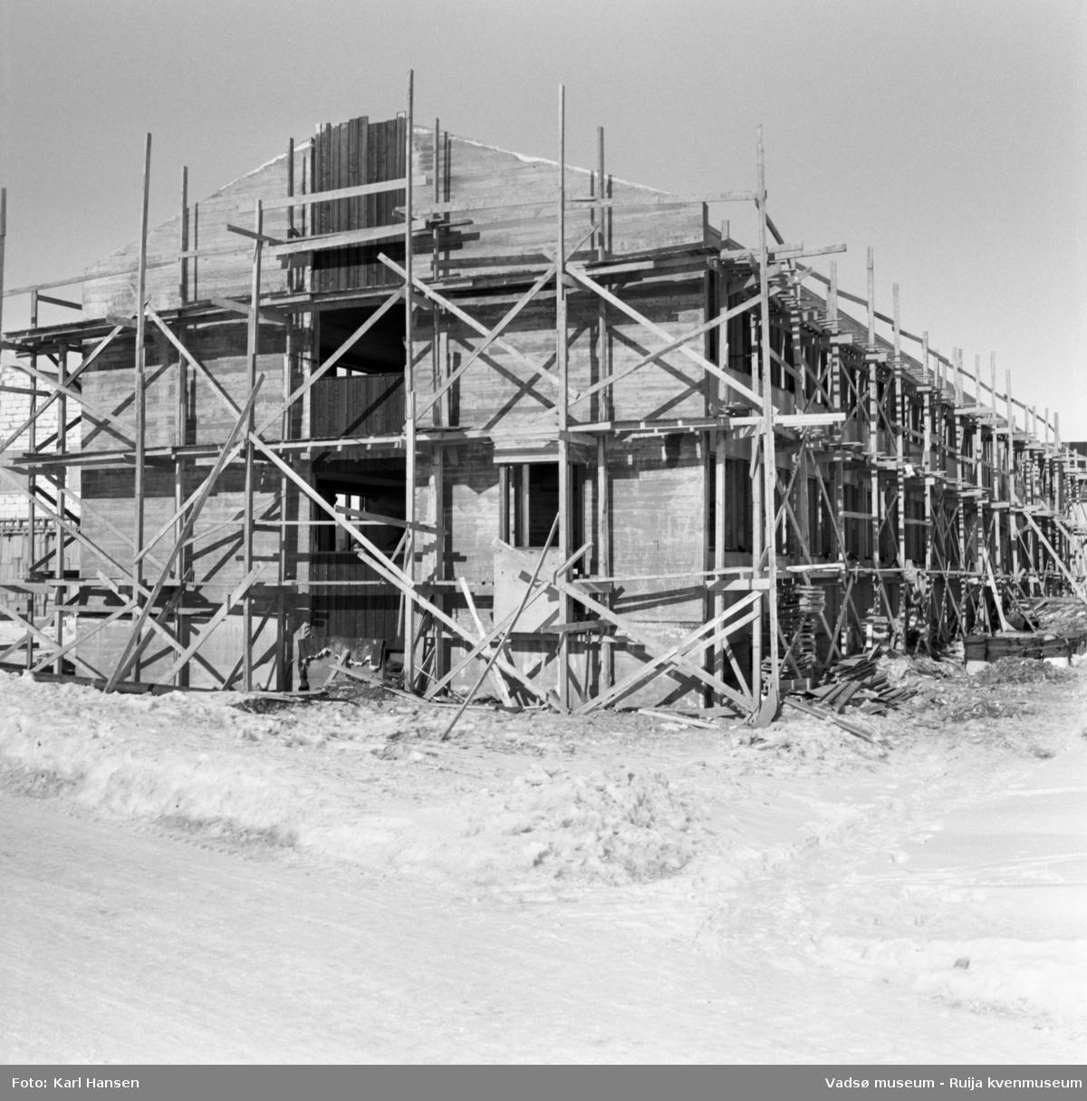 Vadsø 1962. Fylkesmannens administrasjonsbygg, i dag Statens hus, under oppføring. Bildet er tatt fra syd.