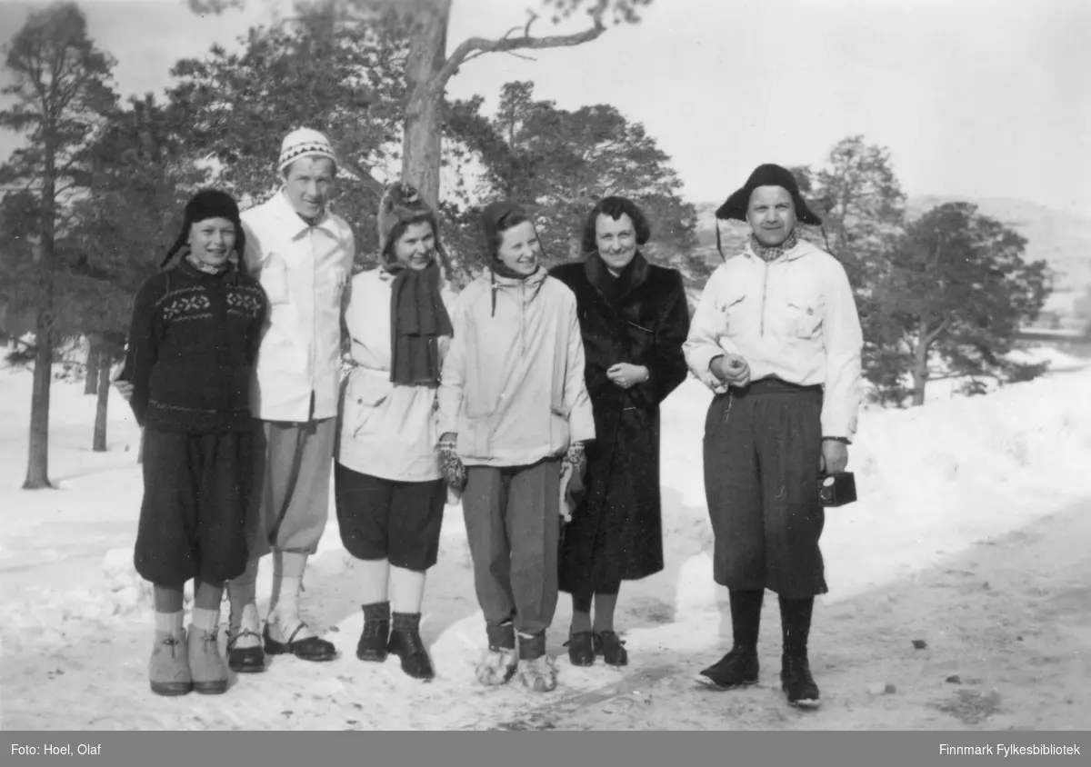 Fra venstre: Kjell F. Hoel, lektor Ørnulf Vorren med sin kone Gerd Vorren, fru Østlyngen, Gunvor Hoel og Karl Østlyngen (ansatt som bestyrer for den kommunale realskolen).

Olaf Hoel (1903-1970) var den første rektoren ved fylkets første gymnas Finnmark off. Gymnas i Alta i årene 1948-1952. Kjell F. Hoel har gitt en liten bildesamling etter sin far fra hans tid i Alta til Finnmark fylkesbibliotek. Olaf Hoel gjorde en pionerinnsats for skolen under gjenreisningen av landsdelen etter krigen.