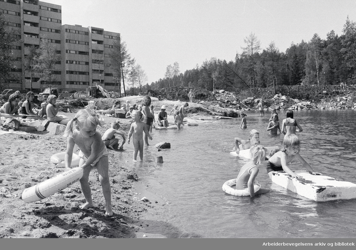 Romsås. Svarttjern, badeplass midt i bebyggelsen. Juli 1973