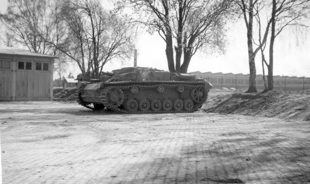 En tysk Pz III uppställda på garageområdet vid P 4 Skövde 1948.