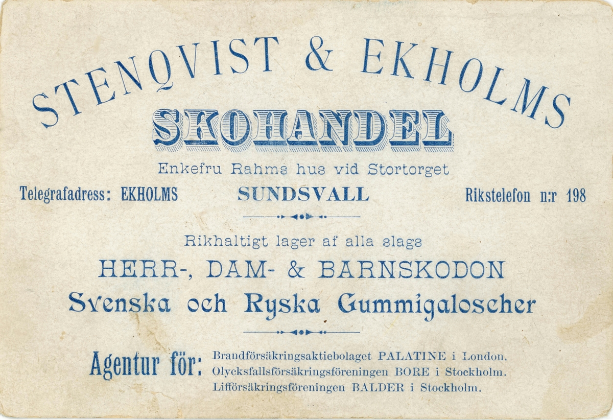 Reklamtryck (kort 8x12) för Stenqvist & Ekholms skoaffär. Storgatan 24, i Rahmska huset. Anrik skoaffär som startade sin verksamhet 1879. Föregångare till SkoRing. Flyttade senare till Storgatan 22 i Kihlmanska huset.
