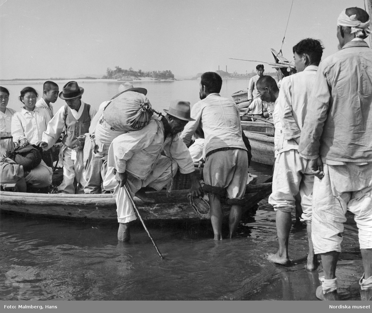 Koreakriget. Koreanska flyktingar i båt.