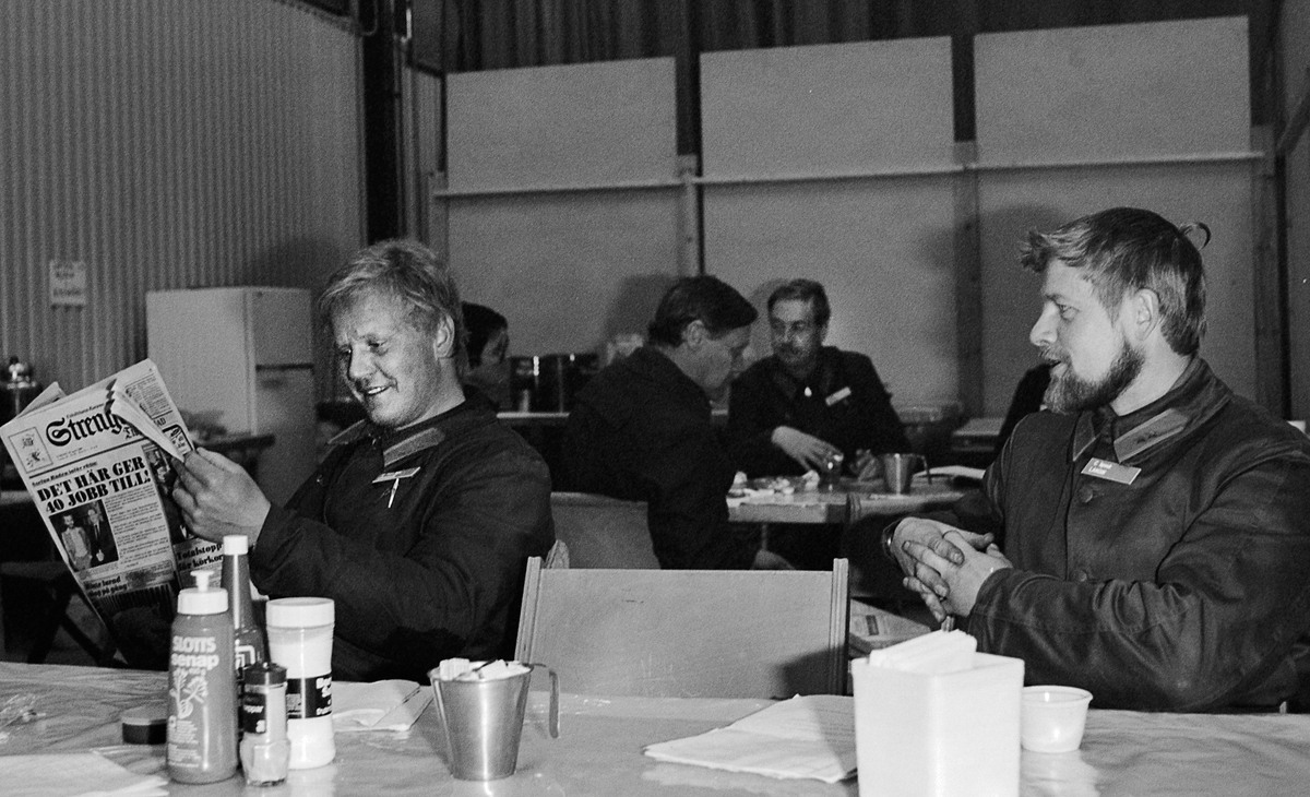 Krister Eriksson och Alf Landin i Övnings- och vårdhallen vid Svältenlägret, två bilder.
Bild 1, i bakgrunden ser vi Per Aschan.
Bild 2, i bakgrunden Göran Egerquist.