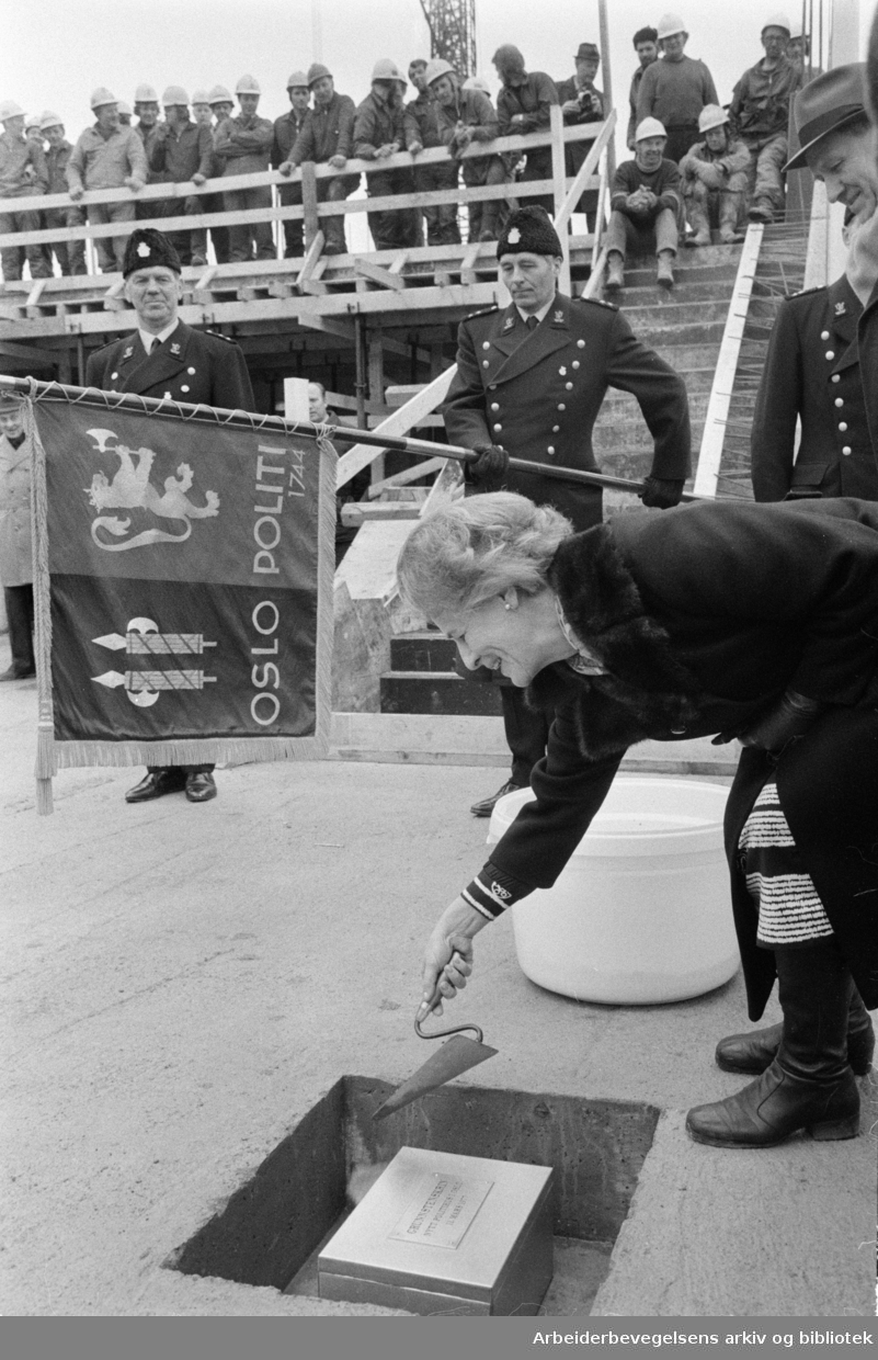 Politiets nybygg ved Botsfengselet. Grunnsteinnedleggelsen ved justisminister Inger Louise Valle. Mars 1977
