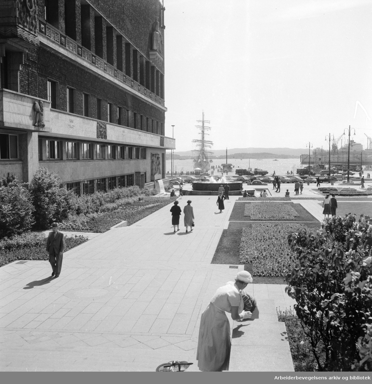 Rådhuset: Parkanlegget på Solplassen. Mai 1950