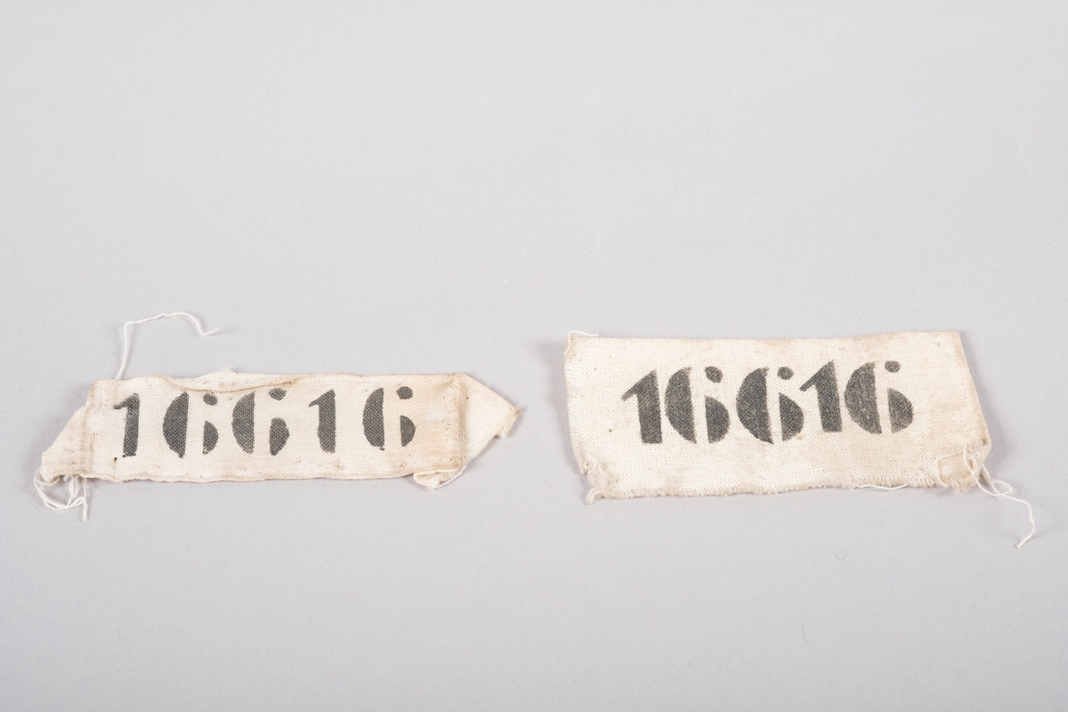 To merkelapper i naturhvitt lerretsstoff med nummeret 16616 trykket på med sort blekk. Fangnummer 16616 viser til Bjørn Harder som satt på Grini fra 1944 til 1945.