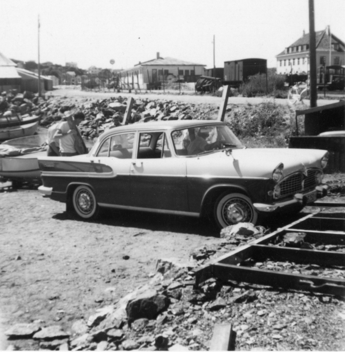 Bygging av jernbanen i Kragerø. Bil parkert ved Blindtarmen.
(Bilen er en franskbygd Simca Vedette Chambord, 1958-61-modell)