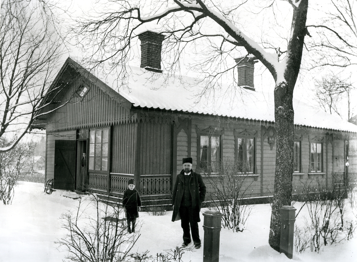 Modellör Alfred Persson med son utanför sitt hem på Grindstugatan (Arvidsson, 1990:63).
Personer: Alfred Persson