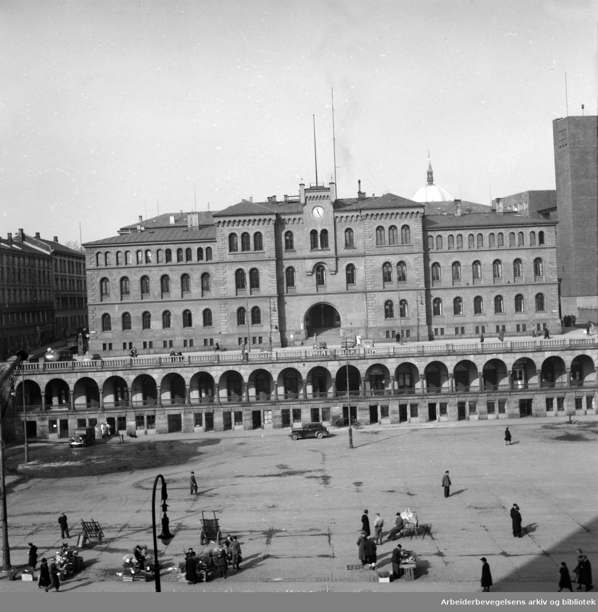 Møllergata 19. sett fra Youngstorget. Mars 1948
