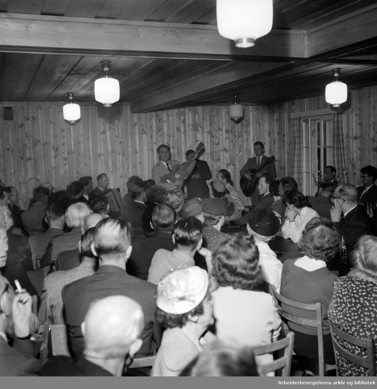 Lambertseter gård innviet. Trygve Aakervik "Den røde gitar" underholder. Juni 1958
