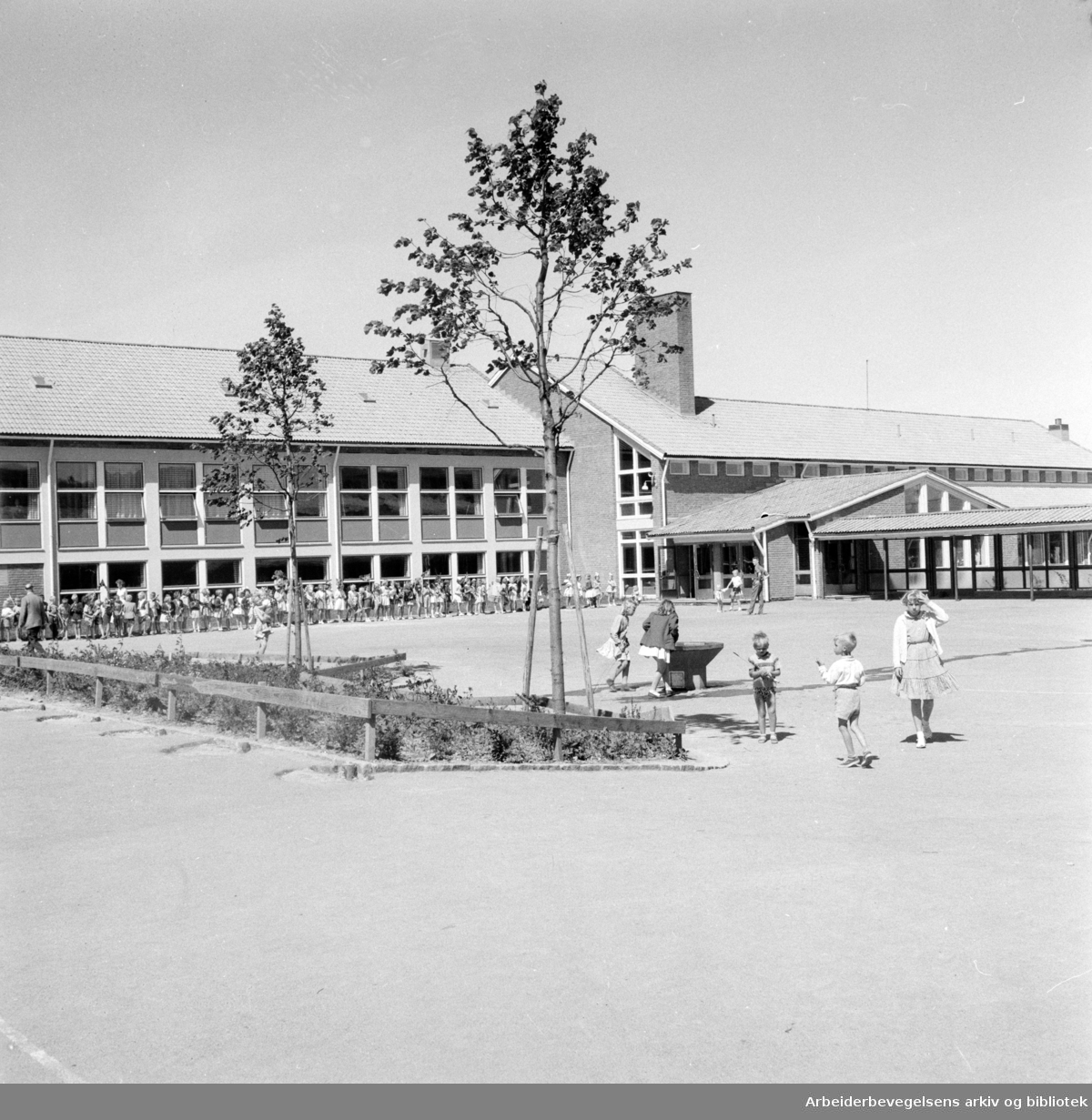 Lambertseter skole innviet. Juni 1957