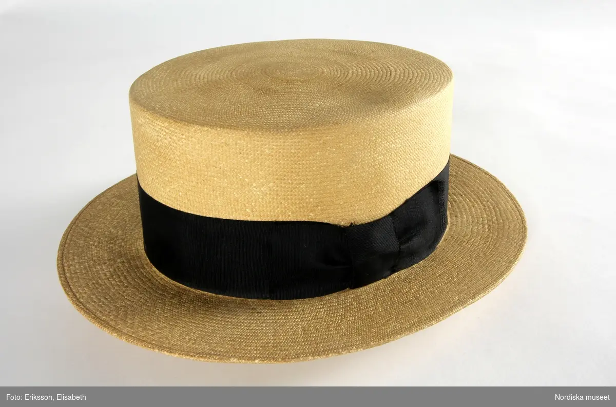 Halmhatt, herr, gul halm, band av svart rips, raka brätten.
[stämplad i hatten] 'J. P. Clement / High class hatter / London'