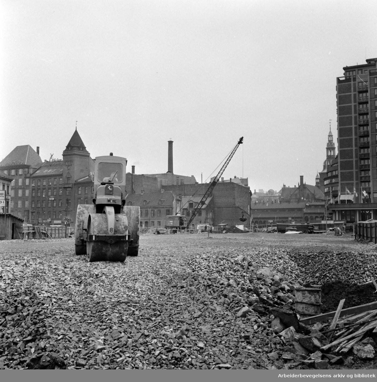 Jernbanetorget. Det begynner å bli orden igjen etter arbeidet med tunellbanen. November 1964