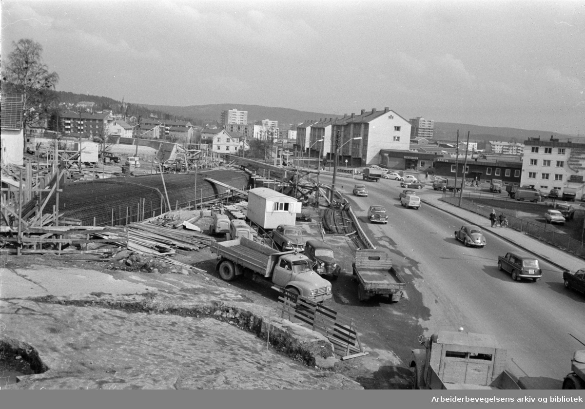 Kalbakken. Kalbakkenkrysset. En kjørebane ferdig i september i år. Mai 1965