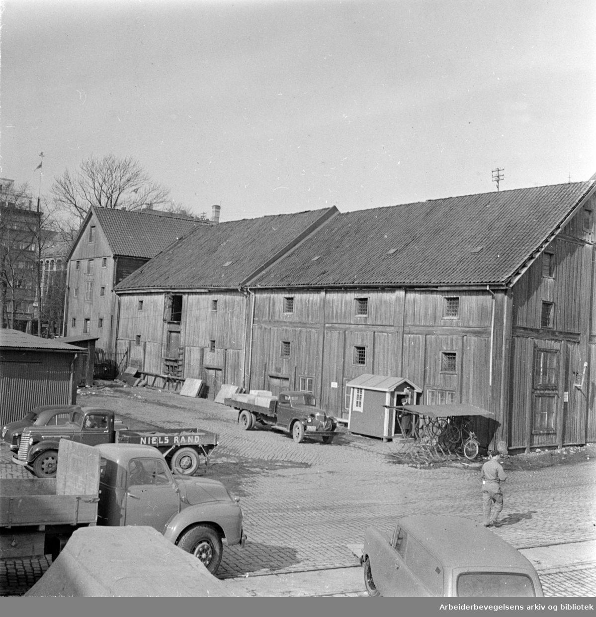 Havna: De gamle bodene ved Børsen rives. Mars 1958