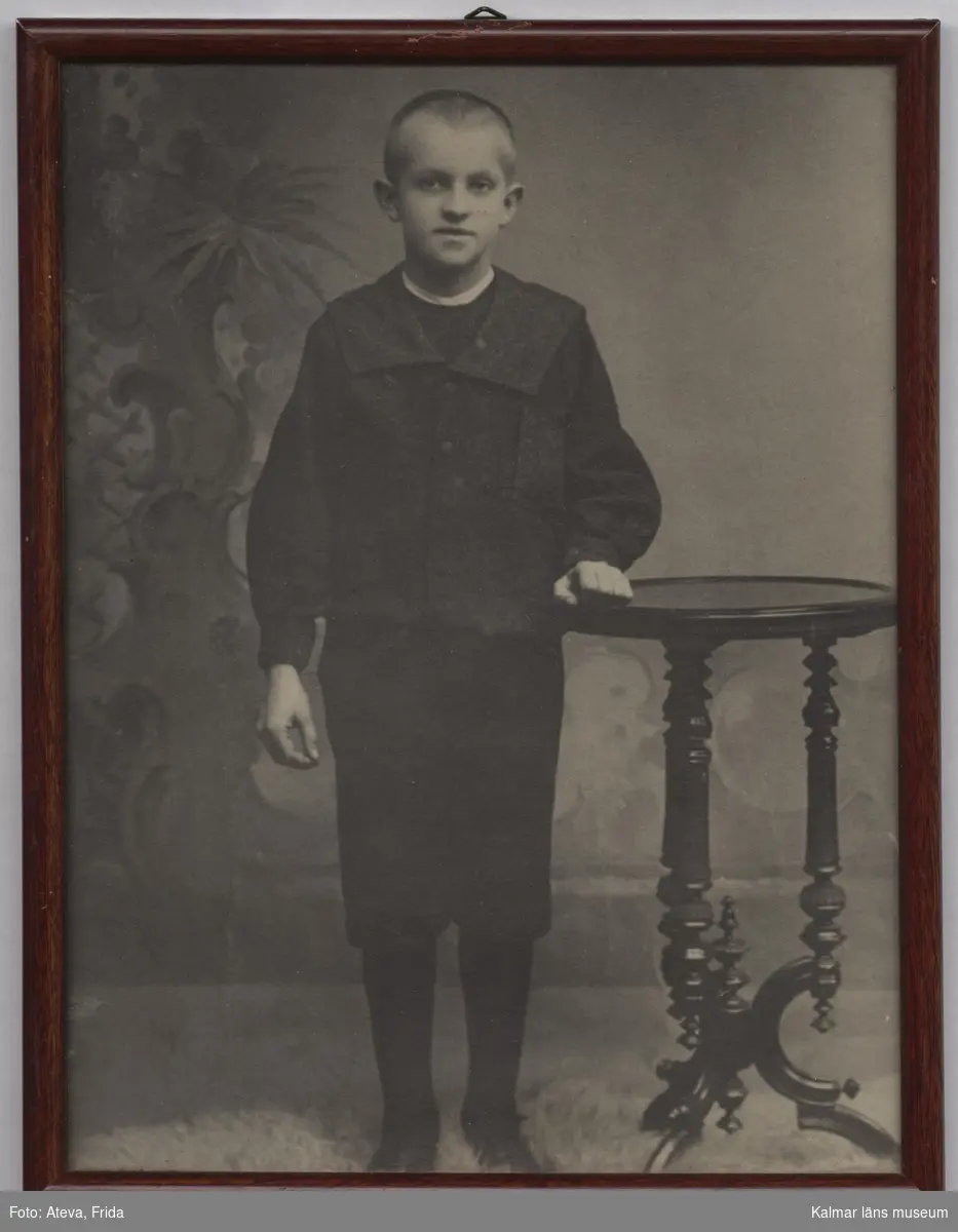 En pojke i tio-års åldern, Henning Kullzén, ateljéfoto.