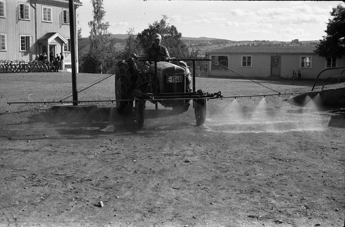 Traktormontert sprøyteutstyr. Oppland Småbruks og Hagebruksskole (Valle) september 1952. Fem bilder.