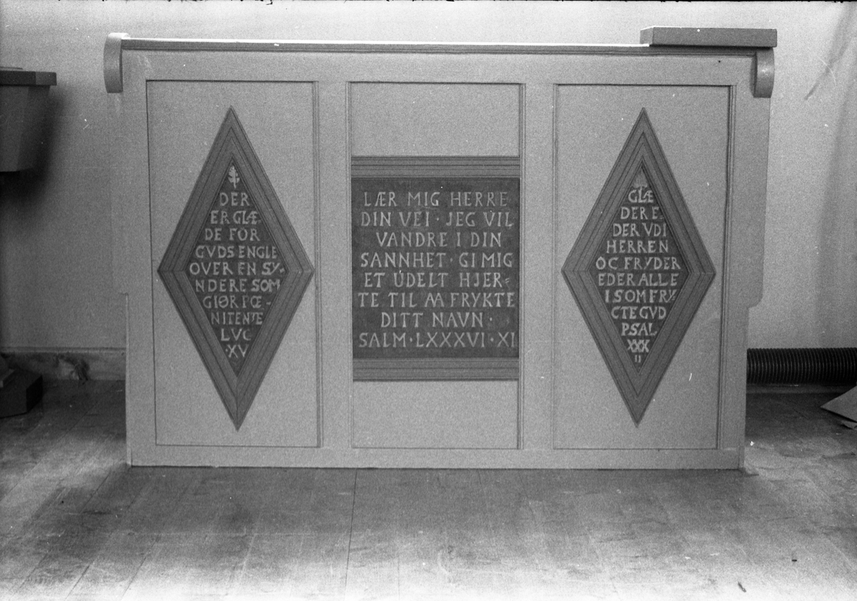 Interiør fra Kolbu kirke, september 1952.