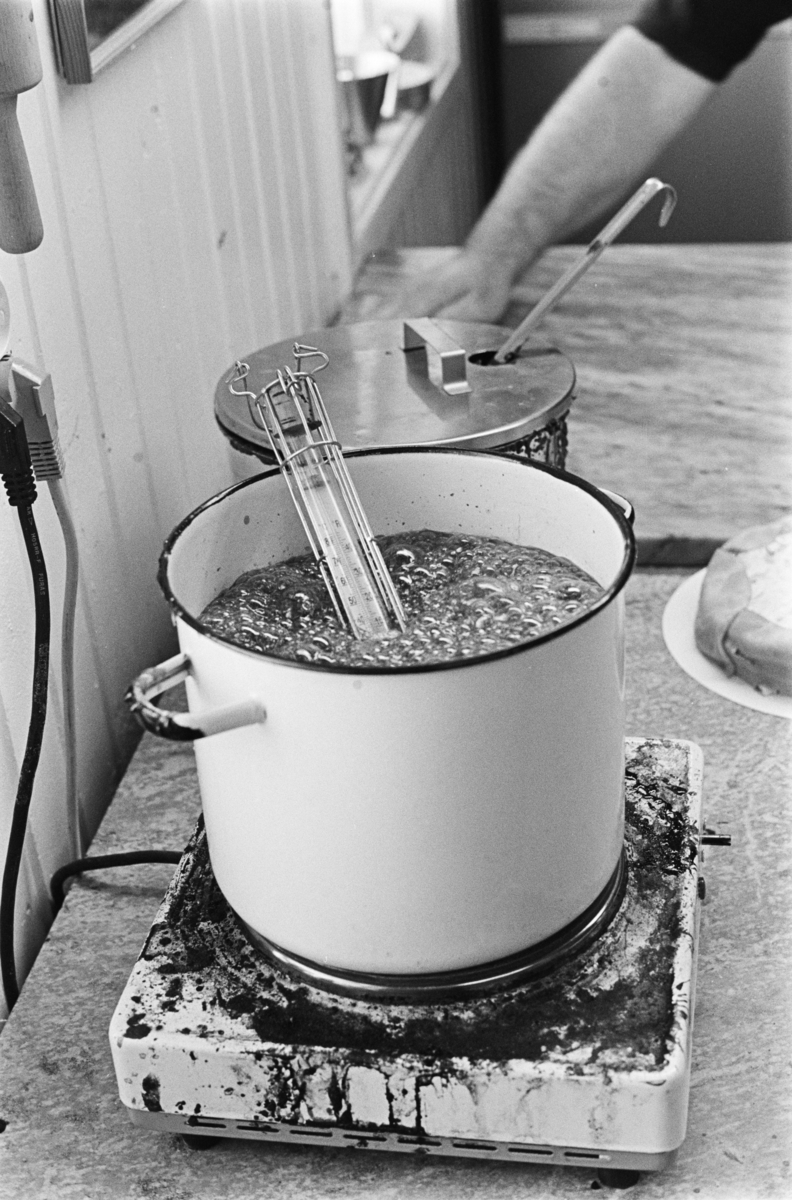 Åmål, Ole Dahls bageri. Bakning av påskkakor