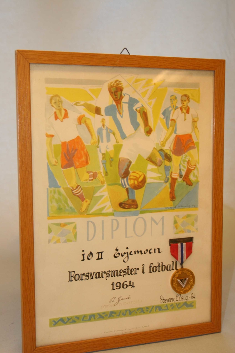 Diplom Forsvarsmester i fotball 1964.
Medalje medfølger i ramme.