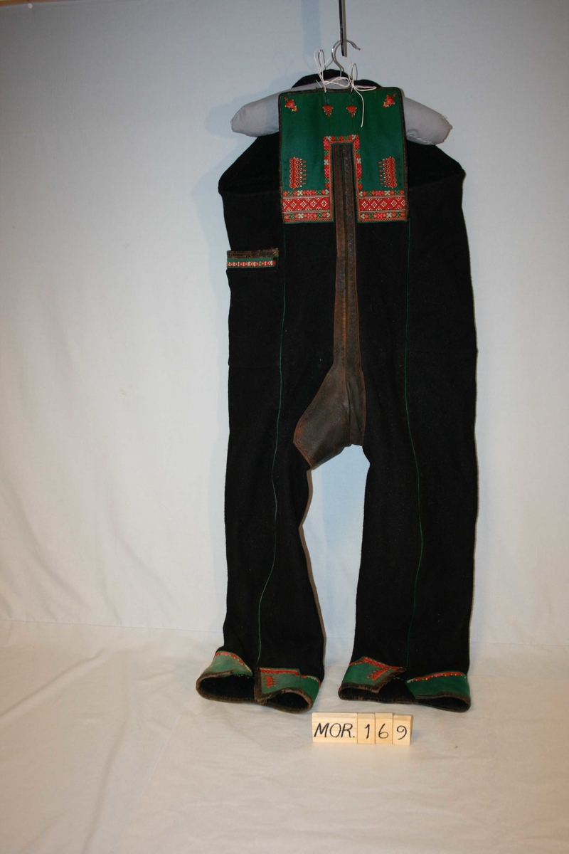 Bukser til stesdalsbunad, tradisjonell form med skinnfud og broderi.