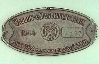 Oval skylt av omålat järn med text i relief: "WAGGON- & MASCHINENFABRIK  AKT. GES. VORM. BUSCH BAUTZEN 1944, 4067
Från godsvagn av typen Gu.