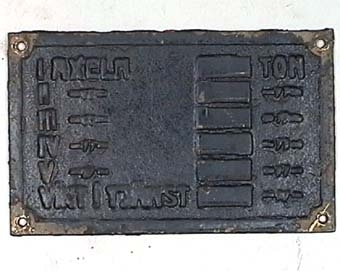 Rektangulär skylt av svart mässing med text i relief.

Modell/Fabrikat/typ: Svart