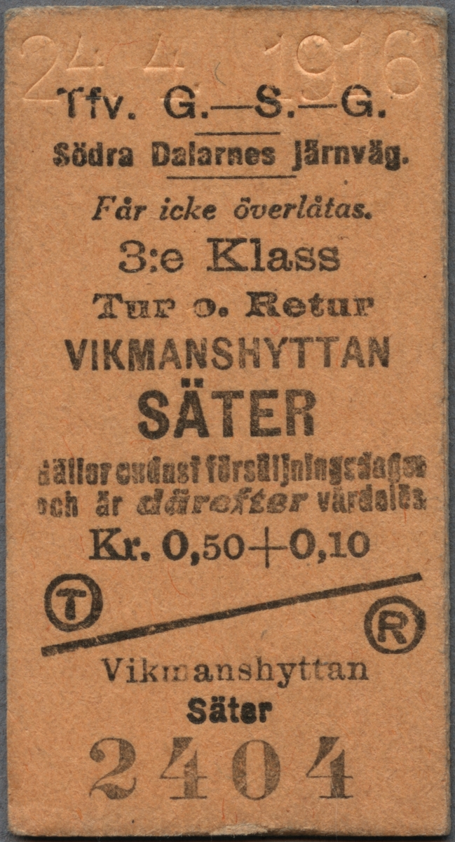 Brun Edmonsonsk biljett med tryckt text i svart:
"Tfv. G.-S.-G.
Södra Dalarnes Järnväg. 
Får icke överlåtas.
3:e Klass Tur o. retur VIKMANSHYTTAN SÄTER
Gäller endast försäljningsdagen och är därefter värdelös.
Kr. 0,50 + 0,10". 
Ett diagonalt streck avdelar biljetten i nederkant, där ett stort inramat "T" står på vänster sida om strecket och ett stort inramat "R" står på den högra sidan. Längst ner återfinns sträckan samt biljettnumret "2404". 

Historik: Trafikförvaltningen Göteborg-Dalarne-Gävle, Tfv GDG bildades 1919, från tidigare Tfv Göteborg-Stockholm-Gävle, Tfv GSG som bildades redan 1909. Trafikförvaltningen var en sammanslutning för drift och underhåll av järnvägs- och busstrafik. Den var verksam fram till 1947, när samtliga ingående bolag införlivades med Statens Järnvägar, SJ.