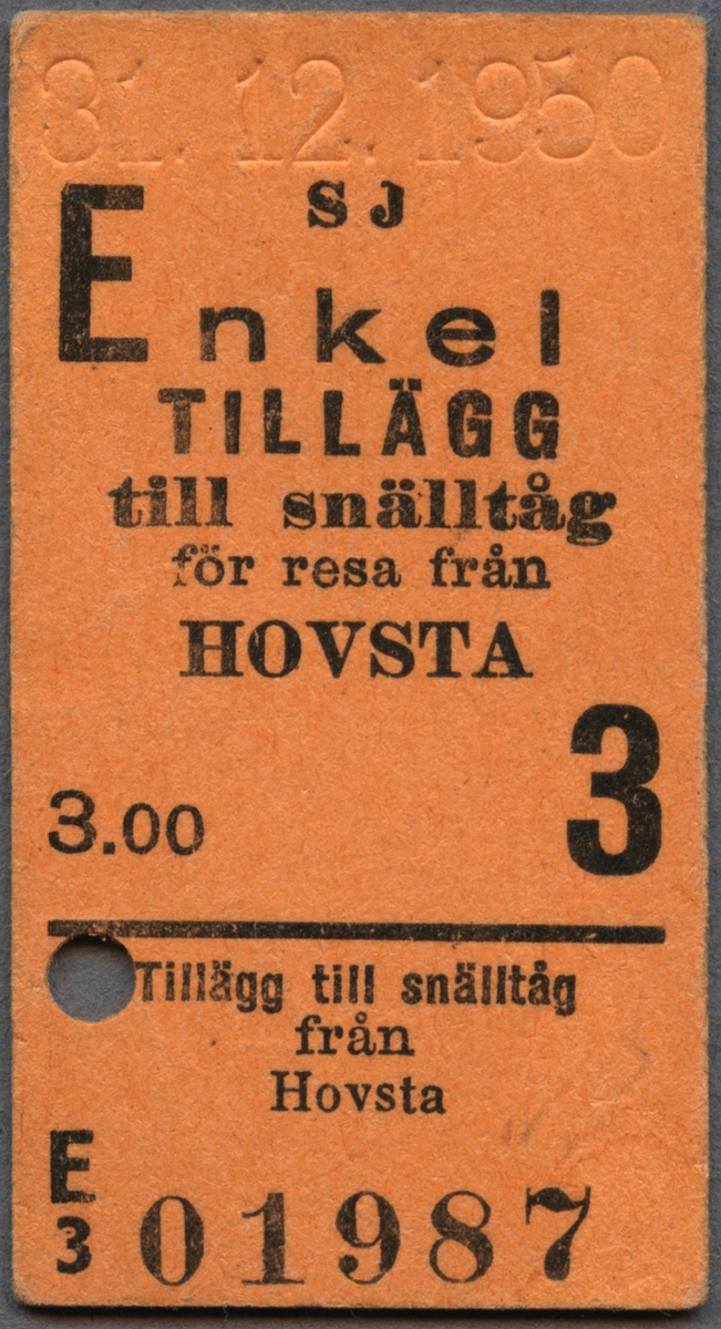Brun Edmonsonsk biljett med tryckt text i svart:
"SJ Enkel tillägg till snälltåg
för resa från HOVSTA
3.00 3.".
Biljetten har datumet "31.12.1950" präglat längst upp. I nederkant är biljetten avdelad med ett tjockt, svart streck och därunder återkommer ovanstående text. Allra längst ner står biljettnumret "01987", under strecket har en biljettång stansat ett hål och när detta gjordes blev också "1235" präglat på baksidan intill hålet.