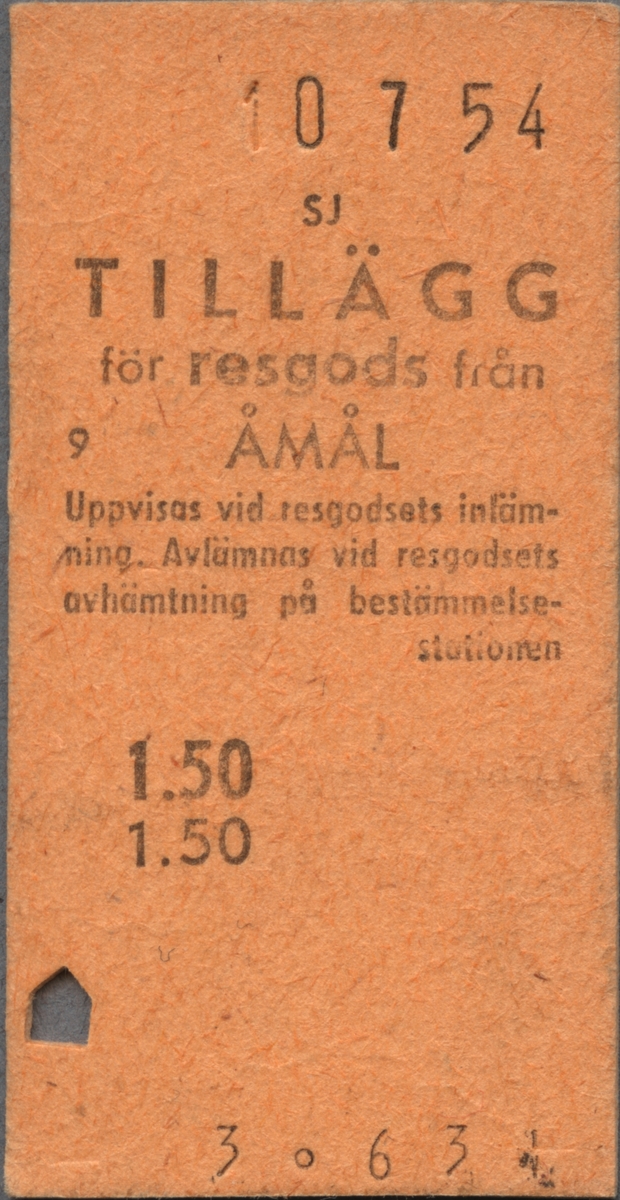 Brun Edmonsonsk biljett med tryckt text i svart:
"SJ TILLÄGG för resgods från ÅMÅL 1.50
Uppvisas vid resgodsets inlämning. Avlämnas vid resgodsets avhämtning å bestämmelsestationen.".
Biljetten har datumet "10 7 54" stämplat längst upp. I nederkant står biljettnumret "5856". En biljettång har stansat ett hål.
