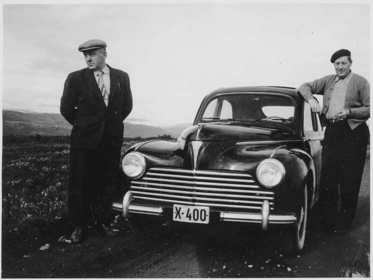 Aage Rønning og Bjarne Methi med en bil