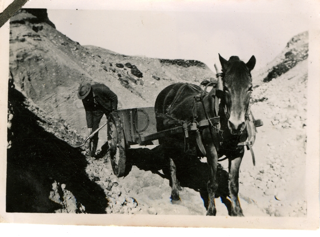 Jakob Jåtten (15.10.1907 - 27.3.1984) selde sand frå eige grustak i Tangen. Han kjørte sanden ut til folk med hest og kjerre.