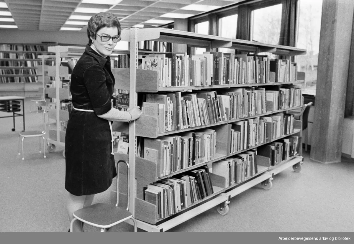Deichmanske Bibliotek: Røa filial åpnet. Bibliotekar Edwigw Mortyr. Interiør. November 1974