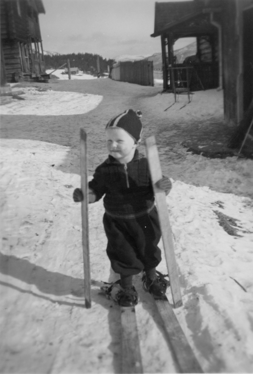 Lita jente med ski - Ingrid Ingeborg Kroken