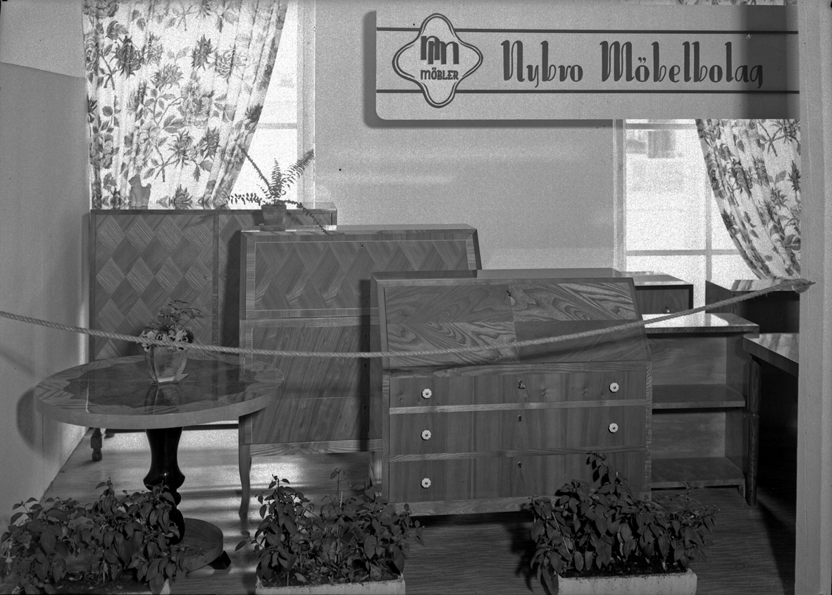 Hantverksutställningen 1947 i Kalmar. Paviljongen för Nybro Möbelfabrik.