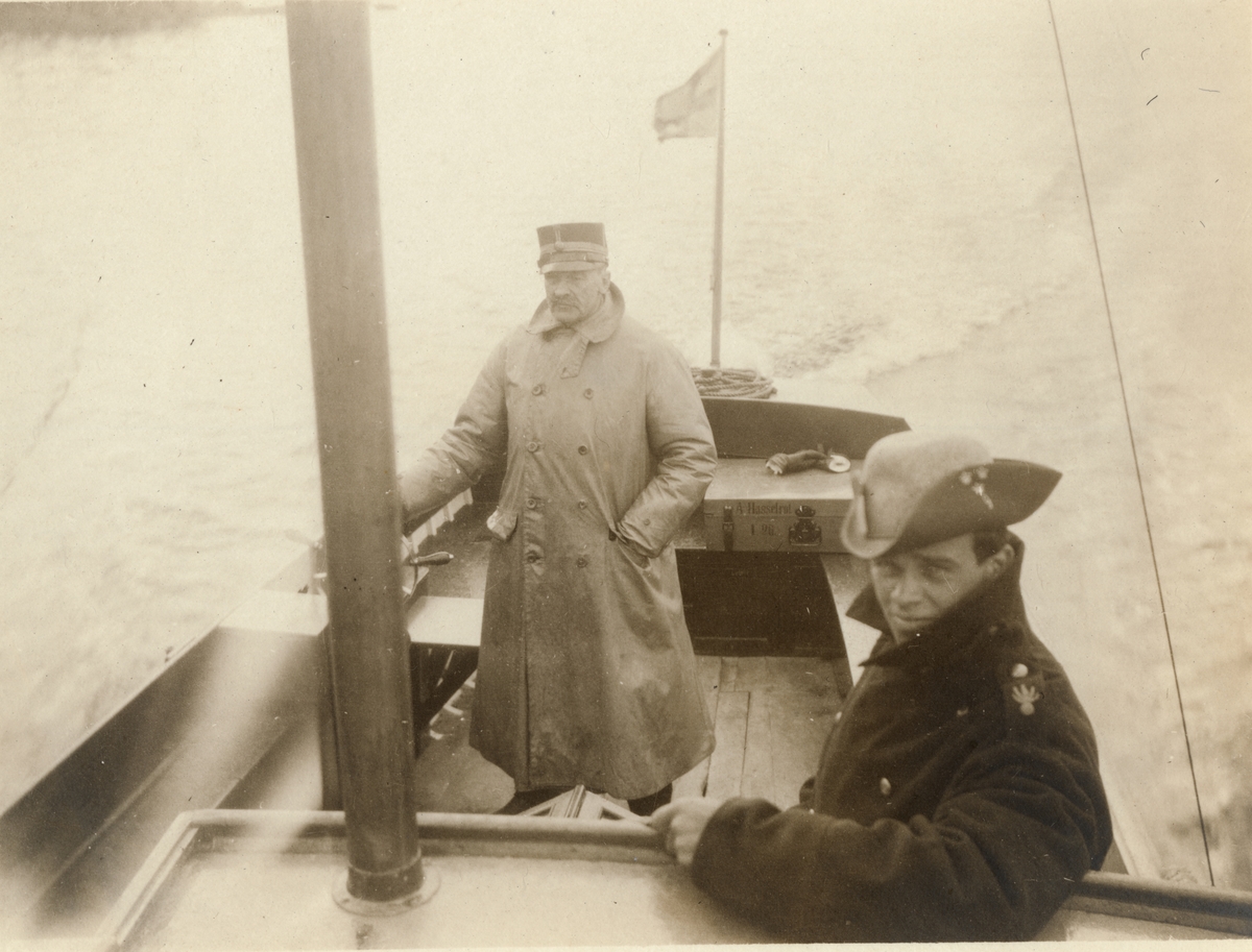Text i fotoalbum: "Officersövningarna 1920. Hemåt med rapport!"