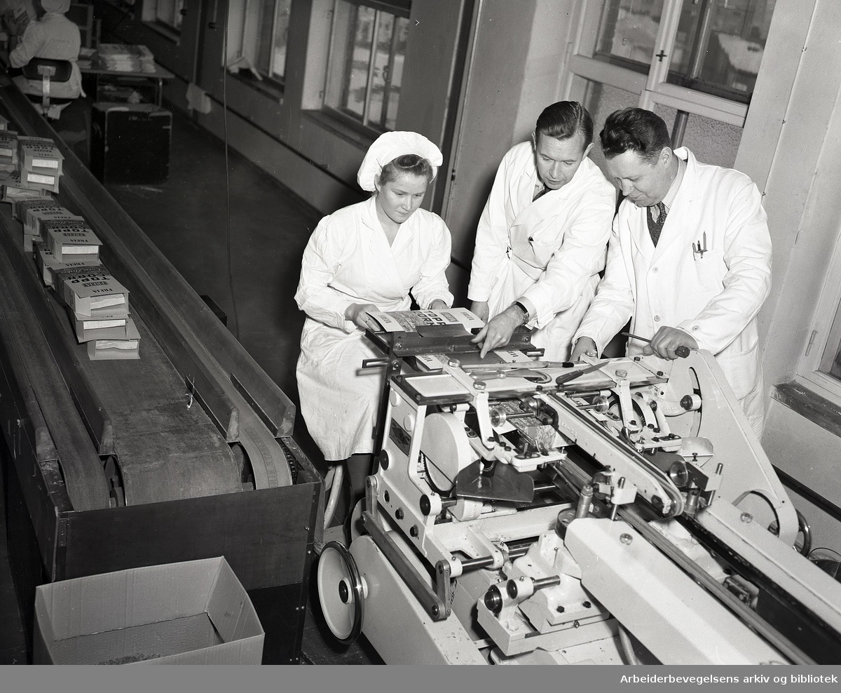 Freia Sjokoladefabrikk. Produksjonsarbeider sammen med ingeniører, mars 1951.