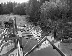 Tømmerfløting ved kraftverksdammen i Kvernfallet i elva Sønd