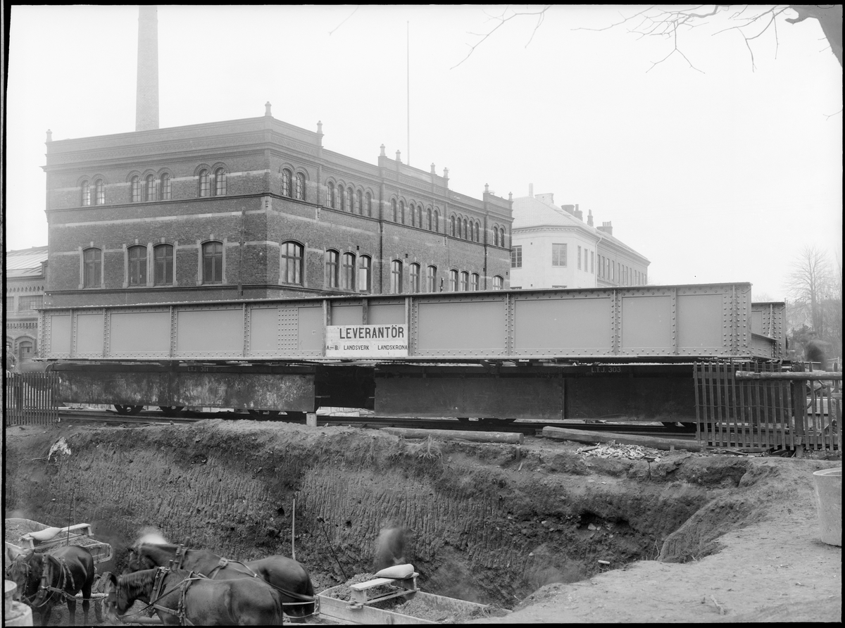 Vid byggnationen av vägporten över Trollebergsvägen i Lund, 1931. Bron för nedspår stående på vagnar före lossningen.