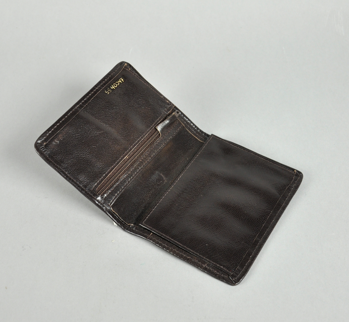 Lommebok av lakseskinn med plass til sedler, kort og mynter i lomme med glidelås.