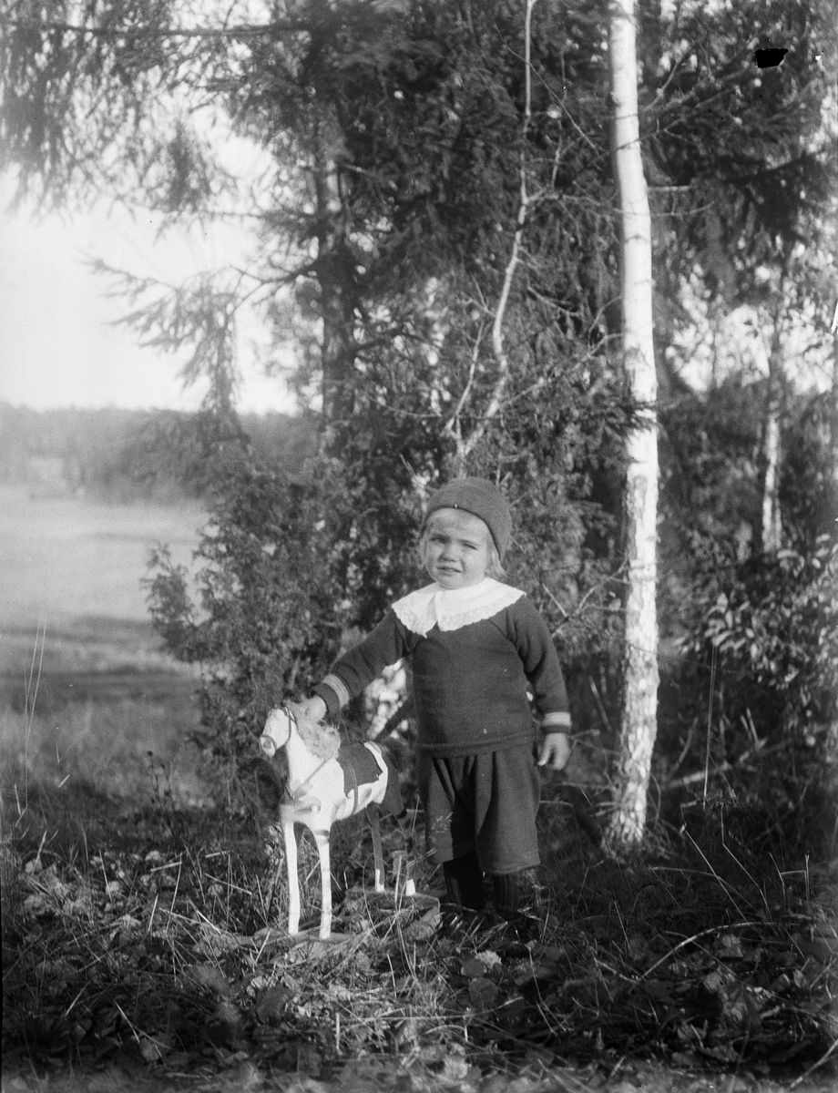 "Ture Gustafson Billerstena med handen på hästen", Altuna socken, Uppland 1923