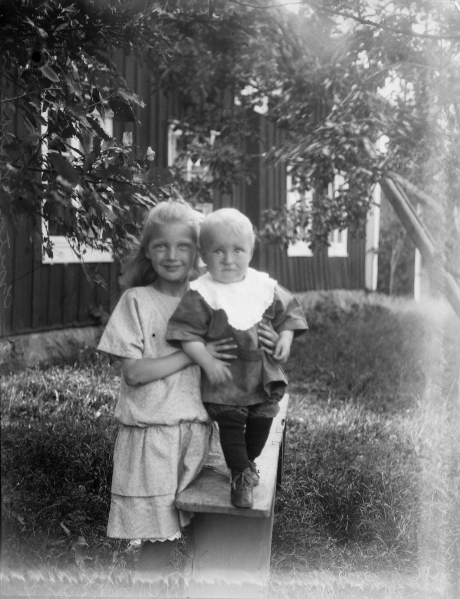 "Arne och Greta Eriksson Norrbo", sannolikt Österunda socken, Uppland 1925