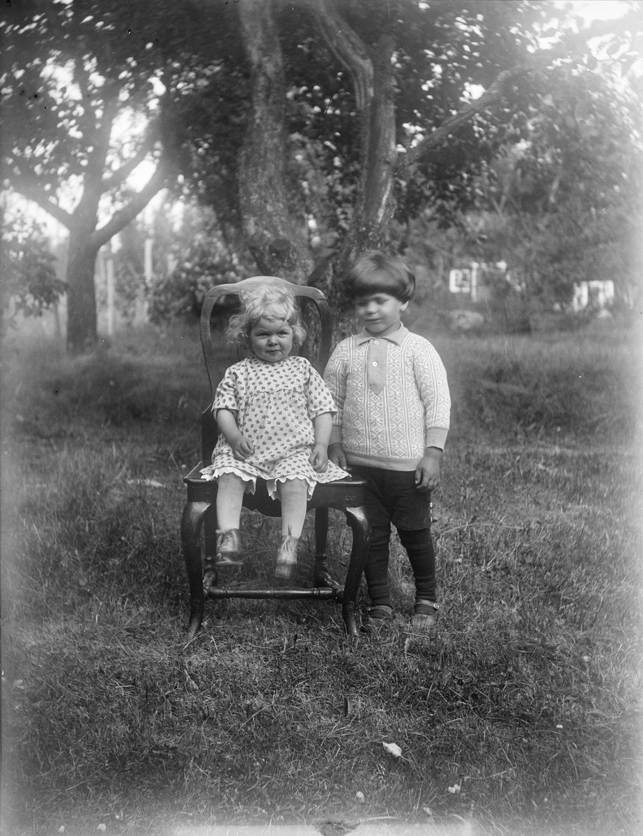 Severin Erikssons barn Sven-Erik och Valborg, Ulleråker, Simtuna socken, Uppland 1926
