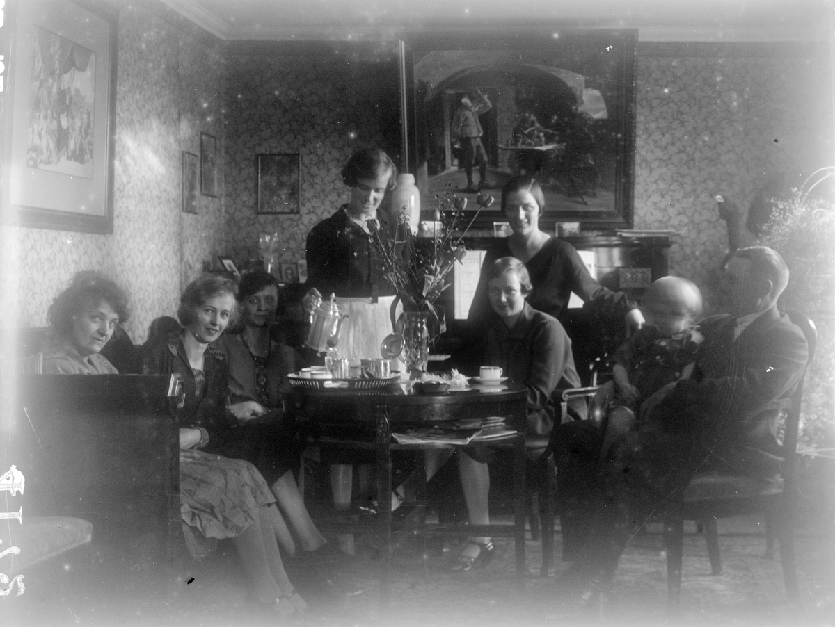 "Vid kaffebord i förmaket hos Angberg Revelsta", Altuna socken, Uppland 1927